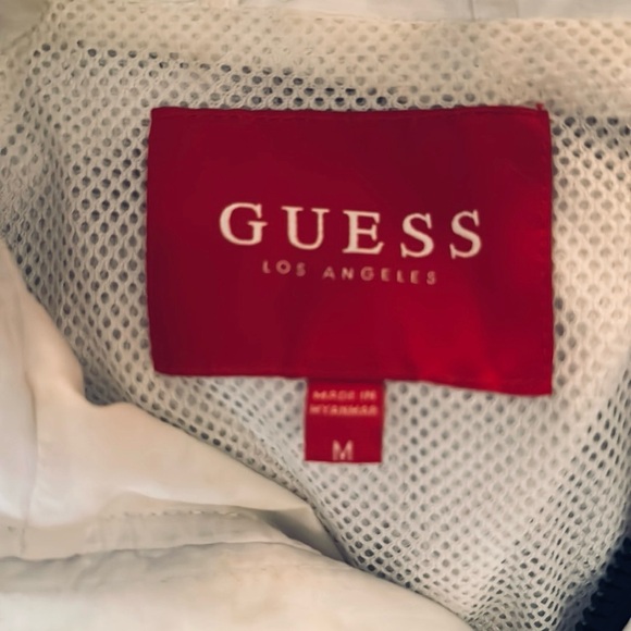 Ladies’ Guess windbreaker/light jacket, zipper close, with optional hood. Size M - Picture 3 of 7